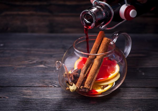 Come preparare un brodo di pollo fatto in casa per zuppe e salse?