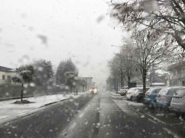 Come si può migliorare la visibilità in condizioni di nebbia pesante con l'uso appropriato dei fari?