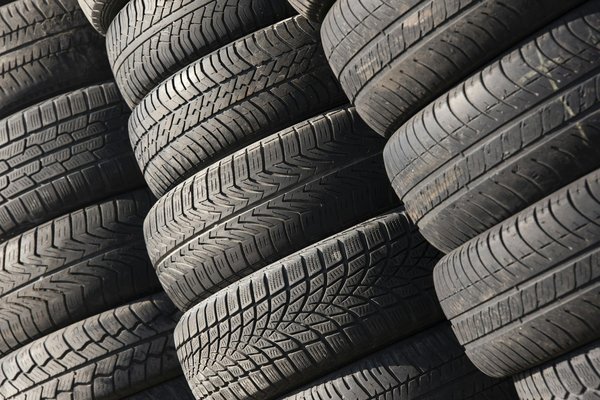 In che modo la scelta di pneumatici ad alta prestazione può influenzare il consumo di carburante?